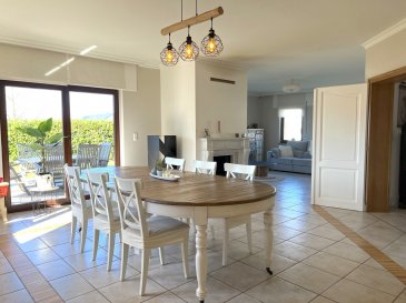 Kloé Immobilier a le plaisir de vous présenter cette belle maison unifamiliale, idéalement située dans le quartier résidentiel de la Cité Herrenfeld à Steinfort.

Avec une surface habitable de 242 m² et une surface totale de 430 m² (incluant sous-sol aménagé et garage), cette propriété offre de généreux volumes et un cadre de vie agréable pour toute la famille.

Elle se compose comme suit :
Au rez-de-chaussée :

- Un hall d'entrée spacieux avec WC invités;
- Une cuisine entièrement équipée (four, lave-vaisselle, cave à vin, plaque de cuisson avec hotte), avec accès direct au jardin;
- Un vaste séjour lumineux, comprenant salle à manger et salon avec cheminée, ouvert sur une terrasse et un jardin exposé plein sud

À l'étage :

- Une mezzanine (actuellement aménagée en bibliothèque),
- Une suite parentale avec salle de bain privative,
- Deux grandes chambres supplémentaires,
- Une salle d'eau et un bureau pouvant faire office de quatrième chambre.
- Un grenier, accessible via escalier escamotable, offre un espace de rangement pratique.

Au sous-sol :

- Plusieurs espaces fonctionnels : réserve, remise, chaufferie, pièce polyvalente, WC/douche,
Un grand garage double ainsi que deux emplacements extérieurs complètent l'ensemble.

À l'extérieur :
Vous profiterez d'un jardin orienté sud, joliment arboré, avec espace barbecue et coin de stockage pour le bois.

Informations complémentaires :

- Fenêtres double vitrage, châssis en bois,
- Volets manuels et électriques,
- Cheminée avec possibilité de raccordement à la chaudière,
- Chauffage au gaz (tubage neuf),
- Radiateurs récents,
- Système d'alarme.

Environnement :

Quartier calme et recherché, proche de toutes commodités,
Crèche à 50 m, école fondamentale à Steinfort, école européenne et lycée à Mamer,
À 18 km de Luxembourg-Ville et à 11 km de l'École Européenne de Bertrange/Mamer,
Bus scolaires disponibles.
Une maison spacieuse et fonctionnelle, idéale pour accueillir votre famille dans un environnement serein et bien desservi.

Contactez dès aujourd'hui Kloé Immobilier pour organiser votre visite!