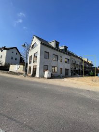 Découvrez cette charmante maison jumelée à vendre à Dickweiler, Luxembourg, proposée par AGENCE REINERT CARLO. Située dans un cadre paisible et chaleureux, cette propriété ne se trouve que sur athome.lu.

Détails de la propriété  
Cette belle maison jumelée d'une surface de 160 m² répartie sur trois étages, offre une parfaite harmonie entre espace et fonctionnalité.  

Sous-sol: buanderie(15,37 m2),  local technique (15,16 m2), débarras (14,97)

Rez-de-chaussée: Hall d'entrée,(4,02 m2), couloir (4,79 m2), cuisine/salle à manger/living (40,07 m2), garage pour 1 voiture (24,89 m2), surface habitable: 51,74 m2

1er étage: Hall (4,75 m2),  1 chambre à coucher (18,34 m2),  1 chambre à coucher (18,35 m2), 1 salle-de-bains (11,23 m2),  2 Loggias de 11,11 m2 chacune, surface habitable: 52,67 m2

2Ième étage:  2 chambres à coucher (25,17 m2 chacune), salle de bains 9,29 m2,  surface totale de l'étage  63,36 m2

Les quatre chambres spacieuses et les deux salles de bains/douche en font une demeure idéale pour une famille. C'est d'autant plus intéressant que la maison dispose d'un garage et d'une place de parking extérieure. Avec une cuisine ouverte, cet espace convivial devient le cœur de la maison, idéale pour les moments de partage. Le bien présente une performance énergétique de classe A et sera disponible à partir du 31 décembre 2026.

Aménagements à Proximité  
Le quartier de Dickweiler offre un cadre de vie paisible et familial avec une ambiance de village préservée. Les écoles locales sont réputées pour leur excellence éducative, tandis qu'une variété de charmantes boutiques et restaurants se trouvent à proximité, permettant de profiter de loisirs et de sorties agréables. Pour les amateurs de nature, les parcs environnants proposent de nombreuses possibilités de promenade et de loisirs en plein air. Profitez également d'un accès facile aux services de santé de qualité et d'une bonne desserte en transports facilitant les déplacements vers les villes environnantes.

Ne manquez pas cette opportunité ! Planifiez une visite en nous contactant via le formulaire de contact ou par téléphone dès aujourd'hui.