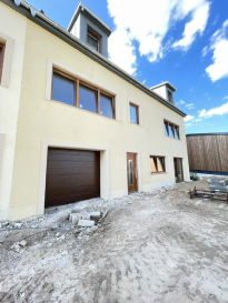 Découvrez cette charmante maison jumelée à vendre à Dickweiler, Luxembourg, proposée par AGENCE REINERT CARLO. Située dans un cadre paisible et chaleureux, cette propriété ne se trouve que sur athome.lu.

Détails de la propriété  
Cette belle maison jumelée d'une surface de 160 m² répartie sur trois étages, offre une parfaite harmonie entre espace et fonctionnalité.  

Sous-sol: buanderie(15,37 m2),  local technique (15,16 m2), débarras (14,97)

Rez-de-chaussée: Hall d'entrée,(4,02 m2), couloir (4,79 m2), cuisine/salle à manger/living (40,07 m2), garage pour 1 voiture (24,89 m2), surface habitable: 51,74 m2

1er étage: Hall (4,75 m2),  1 chambre à coucher (18,34 m2),  1 chambre à coucher (18,35 m2), 1 salle-de-bains (11,23 m2),  2 Loggias de 11,11 m2 chacune, surface habitable: 52,67 m2

2Ième étage:  2 chambres à coucher (25,17 m2 chacune), salle de bains 9,29 m2,  surface totale de l'étage  63,36 m2

Les quatre chambres spacieuses et les deux salles de bains/douche en font une demeure idéale pour une famille. C'est d'autant plus intéressant que la maison dispose d'un garage et d'une place de parking extérieure. Avec une cuisine ouverte, cet espace convivial devient le cœur de la maison, idéale pour les moments de partage. Le bien présente une performance énergétique de classe A et sera disponible à partir du 31 décembre 2026.

Aménagements à Proximité  
Le quartier de Dickweiler offre un cadre de vie paisible et familial avec une ambiance de village préservée. Les écoles locales sont réputées pour leur excellence éducative, tandis qu'une variété de charmantes boutiques et restaurants se trouvent à proximité, permettant de profiter de loisirs et de sorties agréables. Pour les amateurs de nature, les parcs environnants proposent de nombreuses possibilités de promenade et de loisirs en plein air. Profitez également d'un accès facile aux services de santé de qualité et d'une bonne desserte en transports facilitant les déplacements vers les villes environnantes.

Ne manquez pas cette opportunité ! Planifiez une visite en nous contactant via le formulaire de contact ou par téléphone dès aujourd'hui.