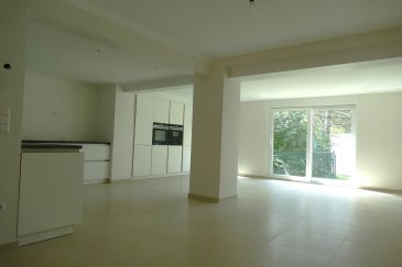 Découvrez cette magnifique maison mitoyenne à 3 chambres disponible à l'achat, située au cœur de Esch-sur-Alzette, au Luxembourg. Proposée par Hello House s.a.r.l. Cette propriété se trouve dans un quartier calme et agréable.

Détails de la propriété :  entièrement renovée en 2025 avec matériaux de bonne qualité, façade isolée, le toit est en ardoise et en très bon état, les fenêtres sont en triple vitrage PVC, chauffage dans toutes les pièces par sol, porte d'entrée blindée, volets électriques et video parlophone.

Située sur une surface de (+-190 m²), cette maison offre un cadre de vie spacieux et moderne. Avec 3 chambres, 2 douches et 1 salle de bain, elle convient parfaitement à une famille en quête de confort.
La maison dispose d'espaces modernes et fonctionnels. Au rez-de-chaussée  se trouve un hall d'entrée qui mène vers un vaste living - cuisine ouverte entièrement équipée (+-65m2), qui donne sur un jardin exposé au sud (+- 22 m²) , idéal pour des moments agréables en extérieur. Au 1er étage se trouve un hall de nuit, une salle de bain, un débarras, 2 chambres à coucher une de (+-18m2) qui donne sur une salle de douche et une autre de (+-11m2) qui donne  sur une grande terrasse (+- 24m2) exposée plein sud bien pour se relaxer. Au 2ème étage se trouve une grande chambre avec un accès sur une salle de douche.  Au sous-sol se trouve un hall, un WC séparé, un local technique, une buanderie, un rangement et une cave. L'efficacité énergétique est assurée par un système de chauffage au gaz et par le sol, classé en D. De plus, la propriété dispose de nombreuses options de connexion internet, y compris la fibre optique, pour rester connecté où que vous soyez.
Possibilité d'un garage box en supplément.

Aménagements à proximité:
Esch-sur-Alzette, deuxième plus grande ville du Luxembourg, offre un cadre de vie dynamique avec de nombreuses opportunités éducatives, y compris des établissements scolaires, lycées réputés et diverses options de formation et des structures sportives. Profitez d'une vie urbaine attrayante avec de nombreux magasins, restaurants, et cafés à proximité. La ville est également dotée de parcs verdoyants pour vos moments de détente et d'espaces de loisirs pour toute la famille. Des infrastructures de santé modernes et un transport public efficace gratuit complètent les nombreuses commodités de ce quartier prisé. 
Pour plus de rensignement : Tel. 00352621507201

N'attendez plus! Ne laissez pas passer cette opportunité unique. Programmez une visite via notre formulaire de contact ou appelez-nous dès aujourd'hui.