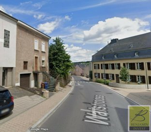 Maison à fort potentiel ? libre de 3 côtés à Schengen !

Découvrez cette spacieuse maison libre de 3 côtés située dans la charmante commune de Schengen, offrant une surface habitable de ±300 m² avec garage privatif.

À rénover, ce bien représente une opportunité unique pour investisseurs ou familles à la recherche d'un projet sur mesure.

Points forts :
?	Surface généreuse avec nombreuses possibilités d'aménagement
?	Projet réalisable :
            - Appartement d'env. 125 m²
            - Duplex d'env. 230 m²
?	Maison lumineuse, bénéficiant d'une belle orientation
?	Garage et espaces de rangement inclus

Situation idéale : Schengen est une localité très recherchée, connue pour son cadre de vie agréable au bord de la Moselle, à seulement quelques minutes des frontières allemande et française, et avec un accès rapide aux grands axes.

Ce bien est parfait pour un investissement locatif (création de 2 logements) ou pour une famille désirant un grand espace dans un secteur prisé.