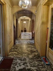 L'agence Cimolux vous propose, la vente d'une grande Maison de +/-600m2, se composant de 3 étages, libre des 4 côtés, faisant un total de +/- 23 ares.

Maison avec un grand potentiel d'en faire une grande crèche,  Ristoration ou Bureau, elle dispose ainsi d'un grand grenier aménageable.

Un grand garage pour 5 emplacements de voiture vous est disposé.

Le Pass energetique est en cours, il sera emis dans les plus brefs delais.

Les visites sont uniquement sur rdv, n'hesitez pas a nous contacter sur notre site internet ou bien par mail.

Pour plus d'informations contactez l'agence on parle français, allemand, luxembourgeois, anglais, portugais et italien.

Pour l'obtention de votre crédit, nos contacts avec nos partenaires financiers vous permettront d'avoir les meilleures conditions.