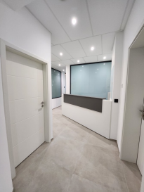 Contactez nous au 621 323 867

En exclusivité chez ACTIVE INVEST : 

Location de la dernière salle de pratique moderne (pour toute sorte de médecins, pratique...), spacieux et très lumineux, situés au rez-de-chaussée d'un nouvel cabinet médico dentaire construite en 2023, au centre-ville de la commune de Kayl (proche de Tétange, Schifflange, Bettembourg, Dudelange) 

Cette salle privative peut être utilisable pour le dentaire ou toutes autres professions médicales.

Le cabinet dispose des nouvelles fauteuils Stern S200 (non inclus pour cette pièce), nouvelle radio rétro-alvéolaire avec bureau et équipement informatique), une réception et salle d'attente, une salle de stérilisation équipé avec Autoclave, laveur automatique par ultrasons, 1 salle de radiographie avec céphalométrie, 1 salle technique avec compresseur et pompes à salives, 2 WC public et privé (accès handicapé), ainsi que plusieurs places de parking privés, souterraines accessible en direct avec l'ascenseur. 

Situé à l'entrée de Kayl, à proximité de la pharmacie et laboratoire d'analyses, le cabinet se trouve à quelques minutes du centre-ville et de la gare, disposant d'un arrêt de bus devant la porte allant vers Dudelange, Tétange-Rumelange, Schifflange/Esch-sur-Alzette et Luxembourg-Ville. 

Accès rapides aux réseaux autoroutiers (collectrice du sud) vers la Belgique/France et l'Allemagne ainsi que l'A4 vers Luxembourg-ville. 

Accessibilité : 
- Situé au RDC 
- Ascenseur 
- Accessible fauteuils roulants 
- Parking souterrain privé et public 

Équipement : 
- Local équipé (meubles, matériel...) 
- Raccordement internet 
- Présence lavabo dans chaque pièce 
- Présence WC 
- Salle d'attente 
- Radiographie certifié 

Pour plus de renseignements sur la location et pour prendre rendez-vous pour une visite, veuillez nous contacter svp: 
info@active-invest.lu  /// 621 323 867  
Parle Français, Spreche Deutsch, Speak English.