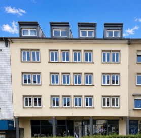 BEL APPARTEMENT SPACIEUX ET TRES LUMINEUX AVEC 3 CHAMBRES de 115.66 m² au 3. étage ( SANS ASCENSEUR ) 
(adresse : 3 Place Benelux L-4027 Esch/Alzette)

RESIDENCE DE 1960 AVEC 2 COMMERCES AU REZ ET 5 APPARTEMENTS
SANS PARKINGS PRIVATIFS

APPARTEMENT EN EXCELLENT ÉTAT D'ENTRETIEN, DE PEINTURE ET D'ÉQUIPEMENTS
SANS TRAVAUX DE RENOVATION  A PREVOIR 

Descriptif:
=======
- SÉJOUR-SAM (28m²) ouvert sur cuisine équipée (12.4 m²)
- CUISINE ÉQUIPÉE moderne ouverte sur SÉJOUR(12.4 m²)
- HALL d'entrée avec grand placard-vestiaire intégré (17.5 m²)
- SALLE DE BAINS 1 + douche, WC suspendu, meuble-lavabo (4.95 m²)
- HALL de nuit (5.2 m²)
- Chambre à coucher n°1 (12.60 m²) 
- Chambre à coucher n°2 (14.80 m²) 
- Chambre à coucher n°3 (13.30 m²) 
- Salle de bains n°2 avec baignoire, douche, meuble double-lavabo et WC suspendu (6.3 m²)
- Loggia-Balcon (3.51 m²)
- Cave privative n°007 (10.26m²)
- Raccords pour m.à.l présent dans cuisine et sdb
- Emplacement privatif dans la buanderie commune au sous-sol -1

Equipement :
==========
- Double vitrage PVC blanc 
- Volets roulants électriques
- Carrelage beige clair impeccable au sol
- Radiateurs blancs
- Cuisine complète équipée d'électroménager de standing avec table haute et tabourets
- Chauffage au Gaz de ville  de 2021
- Internet par fibre optique

SUPERFICIE: 
==========  
-Appartement 115.66 m² cadastraux + Balcon-Loggia 3.51 m² + Cave 10.26 m²

- Charges mensuelles propriétaire : 360 €

!! DISPONIBLE POUR  DEBUT JANVIER 2027 !!!
 
Situation :
=======
- La Place BENELUX est idéalement située près des écoles, lycées, hôpitaux, centres sportifs et commerces tel que le nouveau CACTUS.
- Les bus TICE passent à proximité immédiate avec la GARE CFL à 5 minutes ainsi que le SITE BELVAL UNIVERSITE.
- L'accès pour l'autoroute Esch-Luxembourg A4 est à quelques minutes.