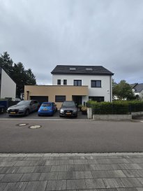*** Coup de coeur assurer ***

Immo Nordstrooss vous propose à la vente cette superbe maison à Hoscheid Dickt libre des quatre côtés sur un terrain de +/- 5.95 ares d'une superficie habitable de +/- 270m².
Cette belle maison tout confort sur 3 niveaux dans un état impeccable, avec des belles finitions offre un cadre de vie très cosy, chaleureux, intime et tranquille.

Il s'agit d'une maison construite avec des matériaux de qualité en 2020.

La maison se compose comme suit:

Rez-de-chaussée
Un espace de vie ouvert et lumineux comprenant :

- Hall d'entrée - Bureau - WC séparé - Buanderie / local technique - Cuisine ouverte - Salle à manger - Séjour avec accès direct à la terrasse et au jardin

Étage - Hall de nuit
- 3 chambres spacieuses dont une avec dressing
- 2 salles de douche

Combles - Grand espace aménagé avec salle de bains, offrant un potentiel idéal pour une suite parentale, un espace loisirs ou un bureau.

Localisation Hoscheid-Dickt fait partie de la commune de Parc Hosingen, une région appréciée pour son cadre naturel, son calme et sa qualité de vie. Diekirch, avec ses nombreux commerces, restaurants, écoles, services médicaux et infrastructures, se trouve à seulement environ 12 km. La commune de Parc Hosingen offre également de nombreuses infrastructures à proximité : centre scolaire, infrastructures sportives, parc fitness, piscine, sauna, fitness, commerces et services du quotidien. Le site Parc Housen est particulièrement connu pour son centre scolaire et sportif, son offre de loisirs et son environnement verdoyant. La région est idéale pour les personnes recherchant une maison confortable dans un cadre naturel, tout en restant proche des commodités et des centres régionaux.

Pour tout renseignement complémentaire ou information veuillez nous contacter par email info@immonordstrooss.lu ou par Tél: 691 850 805.

Proposition de crédit/financement à taux compétitif auprès des banques Luxembourgeoise incluse dans nos services gratuits.