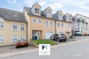 Maison rénovée avec jardin, dans le village de Gostingen

Idéalement située à l'est du pays, à seulement 25 minutes de Luxembourg et 20 minutes de
Kirchberg et 13 min de Findel, cette charmante maison, datant de 2003 et quasi entièrement
rénovée en 2022/2023, offre un espace de vie exceptionnel. Avec une surface habitable
nette de ±170 m² et une surface totale de ±221 m², cette propriété se distingue par son
excellent état.

Au rez-de-chaussée, un hall d'entrée spacieux de ±15 m² mène à un palier de ±5 m². De là,
vous pouvez accéder au garage de ±21 m², à une chambre de ±13 m², polyvalante et pouvant
être utilisée comme bureau, à une buanderie de ±5 m² (rénovée en 2022/2023) avec wc,
lavabo, à une chaufferie de ±6 m² avec une cave à fioul de ±3 m², et enfin à l'extérieur, au
jardin d'environ 100 m², orienté sud.

Le bel étage, accessible par la cage d'escalier de ±4 m², vous découvrirez un palier de ±5 m².
Ce dernier comprend un débarras de ±2 m² et mène à une salle de douche de ±5 m², équipée
d'une douche, d'un lavabo et de toilettes (rénovée en 2022/2023). Vous y trouverez
également une cuisine spacieuse et bien équipée de ±17 m², comprenant des
électroménagers neufs datant de 2022-2023. Cette cuisine s'ouvre sur un vaste séjour
lumineux de ±37 m², avec accès à un balcon de ±7 m².

Le 2ième étage, un palier de ± 5 m² mène à une salle de bain de ± 10 m² (baignoire, double
lavabo, douche italienne, wc, rénovée en 2022/2023) et à trois belles chambres de ± 14, 22
et chambre parentale de ± 17 m² avec dressing.

Le grenier non aménagé, avec une surface d'environ ± 24 m² et une hauteur de ± 3,2 m, offre
un potentiel d'extension supplémentaire.

Un emplacement de parking extérieur de ± 15 m² est disponible devant le garage.
Enfin, cette propriété est complétée par un jardin clôturé, arboré et orienté sud de ± 100 m²,
offrant un cadre de vie paisible et verdoyant.

Généralités :
- Maison de 2003, rénovée en 2022/2023, orienté sud-ouest, bien aménagée et équipée
- Idéale pour une famille avec enfants
- Jardin avec une très belle vue sur bois et forêt
- Passeport énergétique 