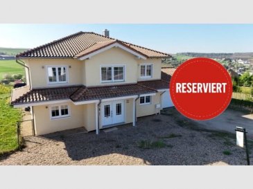 Wincheringen Auf Mont 

Direkt an der Grenze L-Wormeldange

Villa mit unverbauter Sicht und großem Grundstück sucht neuen Eigentümer 

1605m2 Grundstücksfläche

+-215m2 Wohnfläche aufgeteilt in 2 Geschoße

-Großer heller Wohn-Essbereich mit Ausgang zur großzügigen  Terrasse und in den Garten mit Fernsicht
-halbgetrennte exklusive Einbauküche im Kaufpreis enthalten
-3-4 Schlafzimmer davon 1 mit Ankleide und eigenem Badezimmer und 1 mit Ausgang zum Balkon
-2 Bäder + 1 Wc 

-Große Doppelgarage
-HWR mit Hundedusche

Dieses Haus lässt keine Wünsche offen ... Überzeugen Sie sich selbst