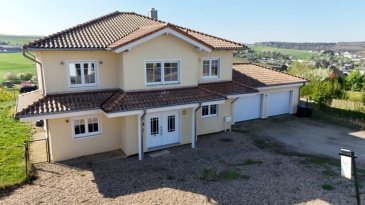 Wincheringen Auf Mont 

Direkt an der Grenze L-Wormeldange

Villa mit unverbauter Sicht und großem Grundstück sucht neuen Eigentümer 

1605m2 Grundstücksfläche

+-215m2 Wohnfläche aufgeteilt in 2 Geschoße

-Großer heller Wohn-Essbereich mit Ausgang zur großzügigen  Terrasse und in den Garten mit Fernsicht
-halbgetrennte exklusive Einbauküche im Kaufpreis enthalten
-3-4 Schlafzimmer davon 1 mit Ankleide und eigenem Badezimmer und 1 mit Ausgang zum Balkon
-2 Bäder + 1 Wc 

-Große Doppelgarage
-HWR mit Hundedusche

Dieses Haus lässt keine Wünsche offen ... Überzeugen Sie sich selbst