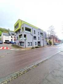 Immo Nordstrooss vous propose un bel appartement de +/- 85.34 m² situé au première étage d'une charmante résidence de 6 unités sis à DIEKIRCH construit en 2010.

Cet appartement vous offre :
- Hall d'entrée
- Salon/salle à manger avec cuisine équipée haut de gamme semis ouverte
- Salle de douche avec WC et fenêtre
- 2 chambres à coucher dont 1 avec accès sur un balcon

Atouts supplémentaires:

- Place dans la buanderie commune
- 1 emplacement parking intérieur
- Passeport Energétique C/E
- Triple vitrage
- VMC
- Volets électriques
- Une clôture sécurisée pour parking couvert privatif.
La sécurité est renforcée par une porte blindée, un interphone et un vidéophone.

Pour tout renseignement complémentaire ou information veuillez nous contacter par email info@immonordstrooss.lu ou par Tél: 691 850 805.

Proposition de crédit/financement à taux compétitif auprès des banques Luxembourgeoise incluse dans nos services gratuits.