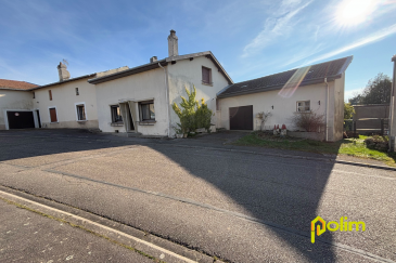 Nouveauté en exclusivité !!!.  Ensemble immobilier a rénover comprenant une maison de village avec 3 chambres, un bureau, un grand salon séjour, une cuisine et véranda, une grange sur le coté, grand grenier aménageable, écurie, garage, dépendances et caves. Joli jardin sur l'arrière.
 Très beau potentiel à developper. Amateur de travaux ce bien est pour vous !!
 Les informations sur les risques auxquels ce bien est exposé sont disponibles sur le site Géorisques : www.georisques.gouv.fr