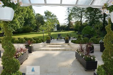 Succombez au charme idyllique de cette propriété située à quelques kilomètres de Metz et 39 min de la Frontière Luxembourgeoise.

Un parc arboré avec élégance et goût d'une superficie très confortable permettant l'organisation d'événements ou receptions.

Une terrasse de 200 m2 composé d'un barbecue et d'une table d'extérieur en granit.

Un mur d'une hauteur de 5m tout autour du parc vous permet une sérénité et une discretion absolue.

La maison est dans un état irréprochable, aux goûts du jour, habitable de suite sans aucun frais à prévoir.

Toute la maison est composé de matériaux hauts de gammes (sol, meubles sur mesures, etc...)

La maison se compose de la manière suivante : 

Une cour intérieure complètement cloturée donnant accès à un double garage fermé électrique plus 3 places de parkings couverts.

Au Rez de chaussée :

Hall d'entrée donnant accès au salon d'une superficie généreuse de 85 m2 sur votre droite.

** Avis aux amateurs de gastronomie **
Sur la gauche accès à la cuisine d'environ 25 m2 qui est entièrement équipée de la célèbre marque française prestigieuse 