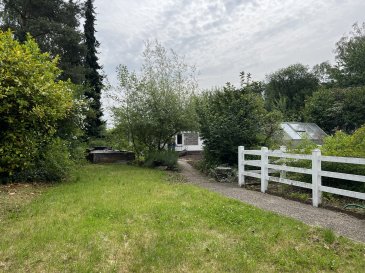 Située dans un quartier calme et verdoyant de Bridel, découvrez cette maison mitoyenne implantée sur un terrain de 7,02 ares, avec atelier indépendant offrant de multiples possibilités d'aménagement.

Les atouts du bien :
-Parcelle de 7,02 ares
-Maison mitoyenne d'env. 100 m² à rénover
-Grande dépendance/atelier de 76 m² à l'avant du terrain ? possibilité de transformation en habitation sur deux étages (projet sur demande)
-Jardin plat et arboré
- Environnement résidentiel paisible, bordé par la forêt à l'arrière

La maison comprend :
- Entrée, cuisine séparée, vue sur la forêt
- Salle à manger et séjour avec cheminée 
- 2 chambres, 2 salles d'eau dont une avec buanderie
- Espace bureau/dressing entre les chambres
- Grenier accessible (rangement)
- Cave, stockage, cuve à fioul (gaz pré-installé)