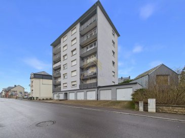 Bettembourg – Appartement 1 chambre avec balcon et vue dégagée – Résidence rénovée

Situé au 5áµ‰ étage d’une résidence bien entretenue construite à la fin des années 70, cet appartement lumineux bénéficie d’un environnement agréable et d’une copropriété ayant fait l’objet de nombreux travaux récents, garantissant tranquillité et absence de gros travaux à prévoir.

Travaux réalisés dans la résidence :
	- Façade rénovée (2024)
	- Balcons rénovés (2024)
	- Moteur d’ascenseur et câblage remplacés (2025)
	- Toiture refaite (2010)

Disposition de l’appartement :
	- Hall d’entrée
	- Cuisine équipée individuelle
	- Séjour lumineux avec espace salon et salle à manger
	- Accès balcon avec vue dégagée
	- 1 chambre à coucher
	- Salle de douche
	- WC séparé
        - garage

Le balcon avec vue imprenable constitue un véritable atout pour profiter de l’extérieur.

Localisation idéale à Bettembourg, proche des commerces, transports en commun, gare, écoles et axes autoroutiers.

Parfait pour une première acquisition ou un investissement.

Le prix affiché comprends commission +tva inclus.

 ---------- 
Dësen schéinen Appartement zu Bettembourg bitt e gemittlecht Wunnen op 72,04 m². Ideal fir Single Leit oder e klengt Koppel, mat enger gudder Raumopdeelung. D'Zëmmer si hell an agreabel, perfekt fir sech doheem ze fillen.

D'Appartement ass mat modernen Komponente ausgestatt: Duebel Verglasung an PVC Fensteren garantéieren eng optimal Isolatioun. Den Lift am Gebai erliichtert den Zougank, besonnesch wann Dir schwéier Akafsäck transportéiert.

Den Appartement ass mat engem Videotelefon equipéiert, wat fir d'Sécherheet sënnvoll ass. D'Kichen ass funktionell ageriicht an bitt genuch Plaz fir deeglech Kachaventeruren. Verpasst net dës Geleeënheet, e komfortabelt Heem zu Bettembourg ze besetzen.