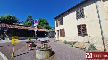 VANDOEUVRE-LES-NANCY / DUPLEX AVEC BALCON, JARDINET ET PARKI.  En Exclusivité ! Sur la commune de VANDOEUVRE-LES-NANCY. Idéal premier achat et/ou investissement locatif. Appartement en DUPLEX de 3 pièces principales, d'une surface habitable de 72.21m2 (58.13m2 carrez), situé aux 1er et 2ème étages d'une petite copropriété et bénéficiant d'une entrée côté cour. Offrant : au premier niveau : une salle à manger avec cuisine et un salon de 16.81m2. Au second niveau : deux chambres dont une mansardée et en mezzanine (17.03m2 et 15.08m2), une salle d'eau avec WC, ainsi qu'un balcon de 4.47m2. Ce bien dispose également d'une cave, d'un jardinet privatif et de deux emplacements de stationnement. Système de chauffage individuel électrique, complété par une pompe à chaleur, permettant un meilleur confort thermique et une consommation énergétique optimisée. Situé proche de toutes commodités (transports dont bus et trolleybus, commerces, écoles...). www.agencedeboufflers.fr
Les informations sur les risques auxquels ce bien est exposé sont disponibles sur le site Géorisques : www.georisques.gouv.fr