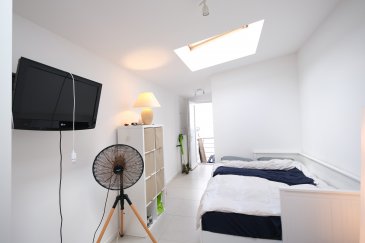 Luxembourg-Bonnevoie, 1, rue du Verger, studio meublé de 24 m2 avec jardin privatif et comprenant : pièce principale, cuisine équipée (pas de lave-vaisselle), salle de douche avec WC, jardin privatif de 40 m2, libre le 15 SEPTEMBRE 2025. Pour une seule personne. Contrat de bail d'un an minimum. Loyer de 1250 euros + 200 euros de charges forfaitaires tout compris sauf internet, TV et assurance locative.  
Frais d'agence : un mois de loyer + TVA, 50% à charge du locataire, 50% à charge du bailleur. Contact et visite :  
Arianna GHITTINO, email : arianna@parkagence.lu téléphone 691 205 573 et Rosalba MAITRE, téléphone : 691 550 189