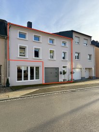 Découvrez cette maison mitoyenne située à Eischen, Luxembourg, mise en location par UNIC. 

Détails de la propriété: 
Cette charmante maison de 200 m² offre un cadre de vie confortable avec 4 chambres spacieuses, 1 salle de bain et 1 salle de douche.
Construite en 1790 et rénovée en 2021, elle combine charme ancien et confort moderne. 
Les animaux sont acceptés, et une terrasse de 50 m² orientée sud est parfaite pour profiter des journées ensoleillées. 
La maison dispose aussi d'une cave, d'un grenier et d'une buanderie, offrant de nombreux espaces de rangement. 
Le garage pour une voiture est équipé d'un chargeur pour véhicule électrique, et la cuisine est entièrement équipée et séparée. 

Commodités à proximité: 
Eischen est une charmante ville luxembourgeoise où il fait bon vivre, avec un quartier paisible et accueillant. Les familles apprécieront la proximité des établissements éducatifs de qualité, ainsi que des possibilités de shopping variées et des établissements de restauration raffinés. 
Des parcs et des espaces de loisirs offrent d'agréables moments de détente en plein air, tandis que des services de santé sont facilement accessibles. 
Enfin, le réseau de transport bien développé facilite les déplacements dans et autour de Luxembourg.

Ne manquez pas cette opportunité! Planifiez une visite en nous contactant via le formulaire de contact ou par téléphone.