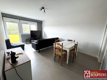 NANCY BEAUREGARD / APPARTEMENT 4 PIECES.  En Exclusivité. NANCY/BEAUREGARD. Dans une copropriété ravalée et isolée par l'extérieur. Appartement 4 pièces de 75m2, offrant : une entrée et dégagement avec grands placards de rangements, un salon/salle à manger donnant accès à un balcon exposé OUEST, une cuisine séparée, 3 chambres (10.34m2, 9.75m2 et 10.79m2), une salle d'eau et un WC séparé. Chauffage collectif gaz. Cave privative au sous-sol. Idéalement situé, proche de toutes commodités (axes autoroutiers, bus ligne T4, commerces, écoles...). www.agencedeboufflers.fr
Les informations sur les risques auxquels ce bien est exposé sont disponibles sur le site Géorisques : www.georisques.gouv.fr
