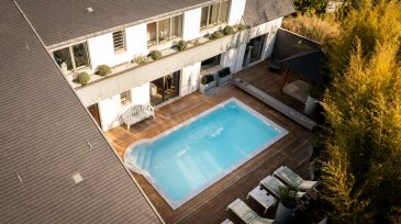 Demeure rare à Thionville. A Thionville, certaines maisons attirent le regard, d'autre le coeur. Et puis il y a celle -ci : incontestablement la plus belle du secteur. 
Un bien rare, pensé pour ceux qui recherchent l'exception, le confort absolu et une élégance intemporelle.
Dès l'entrée, la maison dévoile de généreux volumes, une luminosité exceptionnelle et une qualité de finition qui la distingue. Chaque espace, a été conçu pour offrir une expérience unique :
Séjour d'exception avec sa cheminée centrale et son mur permettant de profiter du home cinéma, le tout baigné de lumière et ouvert sur le jardin et la piscine;
Cuisine haut de gamme;
Suites privées offrant, confort par ces nombreux placards et dressings, calme et intimité par leur disposition;
Chaque pièce est conçue pour un confort maximal au quotidien.
Jardin paysager, intime pensé comme un écrin de verdure.
Cette maison allie prestige, emplacement  et architecture.
Elle ne se visite pas, elle se découvre.
Elle ne se décrit pas, elle se ressent.

Les informations sur les risques auxquels ce bien est exposé sont disponibles sur le site Géorisques : www.georisques.gouv.fr » 

Contacts :
E. Worms : 06.07.54.22.65
K. Karas : 06.08.31.19.87