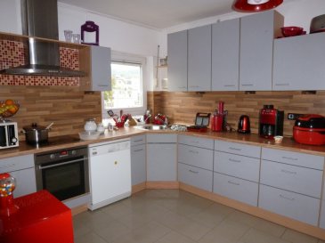 Appartement spacieux 125 m2, 3 chambres à coucher, grand salon (34 m2)  avec terrasse de 25 m2 mi- couverte, cuisine équipée,  débarras, garage pour 1 voiture et un grenier.