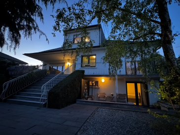 Thionville, magnifique maison rénovée de 350m2 habitables.. Très belle et grande maison familiale édifiée sur un terrain clos de 9 ares qui saura vous séduire par son salon à double exposition, sa grande cuisine contemporaine et sa terrasse dominant  un beau jardin; avec en plus un studio indépendant actuellement loué en Airbnb.
L'ensemble se présente comme suit :
En rez-de-chaussée: Un large hall d'entrée avec vestiaire ouvrant sur un très bel espace à vivre comprenant une grande cuisine contemporaine avec îlot central et  espace salle à manger avec accès terrasse et jardin.
Double séjour ouvrant sur deux terrasses, une chambre parentale comprenant un grand dressing, une salle de bain et un espace bureau.  
À l'étage : quatre chambres dont deux avec salle de douche individuelle, bureau, dressing et deux chambres avec salle de douche partagée.
En rez-de-jardin : une grande pièce salle de jeux ouvrant sur le jardin, une buanderie, une cave à vins, et chaufferie moderne.
Enfin pour compléter l'ensemble: un studio avec entrée indépendante pour invités ou location, complètement aménagé d'une grande chambre, une cuisine, une salle de bains et sa propre terrasse. 

 Garage fermé pour deux voitures
Jardin parfait pour les beaux jours.
Quartier calme et proche du centre ville.

Les informations sur les risques auxquels ce bien est exposé sont disponibles sur le site Géorisques : www.georisques.gouv.fr » 
Contacts :
- K. Moriceau : 06 75 66 99 25
- K. Karas : 06 08 31 19 87