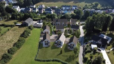 SUPERBE Maison NEUVE (lot 8), présentant 3 « côtés libres », disposant d'une surface totale de +/- 237 m2 dont +/- 170 m2 habitables sur +/- 3.19 ares de terrain privatif, comprenant :

Au rez-de-chaussée :
- Hall d'accueil.
- WC séparé.
- Grand salon et salle à manger avec accès de plain-pied à la terrasse de +/- 25 m2 et au jardin (+ abris de jardin de +/- 5 m2 à l'extérieur).
- Cuisine non équipée ouverte ou fermée sur salle à manger.
- Arrière cuisine / débarras.
- Buanderie.
- Local technique.
- Garage pour 2 voitures côte à côte + emplacements extérieurs.

Au 1er étage :
- Hall d'étage.
- 1 suite parentale avec dressing et salle de bains privative.
- 3 chambres à coucher.
- Salle de bains principale.

Au 2ème étage :
- Pièce polyvalente pouvant servir de 4eme et/ou 5eme chambre, bureau, salle de jeux, fitness.
- Grenier mansardé de +/- 31 m2 au sol.

Classe énergétique A/A : Chaudière pompe à chaleur avec chauffage par le sol / Triple vitrage et volets électriques / VMC double flux / revêtements des sols et muraux inclus et au choix des clients / et salles de bains complètes avec meuble lavabo au choix inclus.

Les plans restent modifiables selon vos besoins et les nécessités techniques à respecter. Frais d'acte notarié applicables sur le montant de la quote-part de terrain. Application directe du taux de TVA à 3 %.

Le prix annoncé s'entend TTC 3 %.