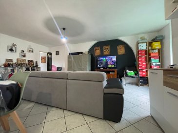 En exclusivité

Thionville-Garche: Dans petite copropriété de 4 logements, appartement 3 pièces de 61.03 m² avec entrée indépendante, situé au rez-de-chaussée, comprenant:  sas d'entrée, une  cuisine ouverte sur salon-séjour, une salle de bains avec douche, baignoire et WC, une chambre, un bureau, une cave double 

Une place de parking de la copropriété devant l'appartement

Chauffage électrique


Montant des dépenses théoriques annuelles d'énergie : entre 1 300 euros et   1 800 euros  par an pour un usage standard abonnement compris

Date de réalisation du DPE : 14/04/ 2025
DPE : D consommation énergétique : 225/kwh/m²/an           
GES :  B 8 kgCO2/m²/an
Prix moyens des énergies indexés au 1 er janvier 2021-2022-2023

Renseignements: 07 61 27 50 82- 06 19 98 21 23


Les informations sur les risques auxquels ce bien est exposé sont disponibles sur le site Géorisques 

Honoraires charge vendeur

Bien soumis au statut de la copropriété
Nombre de lots : 21 dont 4 lots principaux
Montant annuel des charges : 540 €
Syndic bénévole