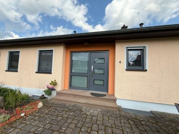 Helle 3-Zimmer-Wohnung mit Terrasse und Keller in Arzfeld

Die Wohnung befindet sich in ruhiger und dennoch zentraler Lage im Eifelort Arzfeld, mit guter Anbindung an Einkaufsmöglichkeiten, Ärzte, Schulen und Busverbindungen. Die Gemeinde ist ein beliebter Wohnort für Naturfreunde und Pendler.

? Objektdetails
Wohnfläche: ca. 95 m²
Zimmer: 3 (darunter 2 Schlafzimmer oder 1 Schlafzimmer + Büro/Gästezimmer)
Bad: Tageslichtbad mit Dusche und WC
Zusätzliches WC: separat
Küche: geräumig, mit Fenster
Terrasse: vorhanden – sonnig und ideal zum Entspannen
Keller: privater Kellerraum inklusive
Garage und Stellpatz

? Ausstattung & Highlights
Freundlich und hell geschnittene Räume
Gepflegter Zustand
Ruhiges Wohnumfeld
Flexible Raumaufteilung: ideal für Paare, kleine Familien oder Homeoffice-Nutzung
Eigener Zugang zur Terrasse

? Mietkonditionen
Kaltmiete: 760?€ / Monat
Nebenkosten (inkl. Heizkosten): 240?€ / Monat
Warmmiete: 1.000?€ / Monat
Kaution: 2 Monatskaltmieten