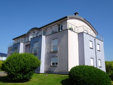 Superbe appartement-penthouse dans un endroit très calme près du centre, avec une vue magnifique sur Mondorf-les-Bains.

L'appartement est situé au dernier étage d'une résidence de 8 unités. On y trouve un grand salon/salle à manger avec cuisine intégrée et une terrasse circulaire. La terrasse dispose de 2 grands espaces et peut être accessible depuis toutes les pièces. De plus, il y a 2 chambres, une salle de bain avec douche et un couloir qui relie toutes les unités. Les plafonds sont très hauts et voûtés comme le toit du bâtiment. Dans la partie supérieure du salon, il y a un petit espace de stockage. Au rez-de-chaussée, il y a une cave privée et un garage fermé privatif avec raccordement pour machine à laver. L'appartement est en très bon état et a été décoré avec beaucoup de goût.

Mondorf est l'une des communes préférées de la région de la Moselle. On y trouve tous les commerces, écoles, événements culturels et de très bonnes connexions de transport. La rue Paul Eyschen est très calme, dans une cité près du centre de Mondorf.