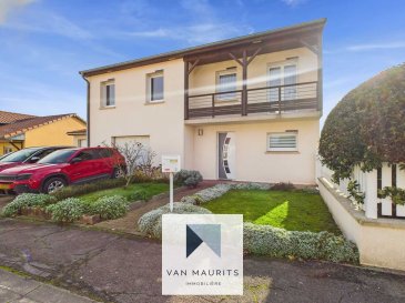 Située à Manom, dans un quartier résidentiel calme et recherché, cette maison individuelle quatre façades construite dans les années 2000 et rénovée en 2024 offre une surface totale de ± 197 m² dont ± 132 m² habitables sur un terrain de 5,18 ares. Alliant confort et espace de vie agréable, elle est disponible immédiatement et se trouve en bon état général.  
L'habitation se compose de deux niveaux et se présente comme suit :  

Au rez-de-chaussée, l'entrée de ± 7 m² dessert une première chambre, un couloir de ± 5 m², un bureau de ± 10 m², un espace chaufferie de ± 11 m², une cuisine d'été de ± 12 m² (avec vitrocéramique, lave-vaisselle, rangement et coin buanderie), ainsi qu'une véranda de ± 19 m² se prolongeant par l'accès à deux terrasses de ± 16 et 18 m² avec le jardin de ± 275 m².  
Le niveau comprend également deux garages de ± 18 et 26 m² dont un avec WC séparé.  

Le premier étage comprend un séjour lumineux de ± 36 m² (avec poêle à pellets) s'ouvrant sur un balcon de ± 5 m² et une cuisine semi-ouverte de ± 10 m² (équipée et aménagée).  
La partie nuit comprend deux chambres supplémentaires de ± 10 et 11 m² et une salle de bain (rénovée en 2021 avec double lavabo, baignoire et douche), ainsi qu'un WC séparé de ± 2 m², le tout desservit par un couloir de ± 5 m².  

Aménagements et finitions :  
Les sols sont en carrelage sur dalle béton, les murs en peinture et papier-peint, et la façade a été refaite en 2018.  
Les châssis PVC double vitrage sont équipés de volets électriques alimentés par panneaux photovoltaïques, et la fenêtre de la chambre du rez-de-chaussée est blindée.  

Équipements techniques :  
- Chauffage au gaz par radiateurs,  
- Poêle à pellets (2024) dans le séjour,  
- DPE 