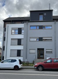 Diese Wohnung zum Kauf befindet sich in der Stadt Esch-sur-Alzette in Luxemburg und wird von Yovo Immo angeboten. 

Eigenschaften der Immobilie: Die moderne Wohnung, in einer ruhigen Strasse gelegen, die im Jahr 2002 errichtet wurde, bietet auf ihren 91,39 m² zwei geräumige Schlafzimmer, ein Badezimmer (barrierefrei) und eine gut ausgestattete separate Küche. Die Heizung erfolgt umweltfreundlich über Gas. Ein besonderes Merkmal ist der südlich ausgerichtete Balkon mit einer Fläche von ca. 8 m², ideal für sonnige Nachmittage. Des Weiteren stehen ein Keller und ein Waschraum zur Verfügung. Die Wohnung liegt in einem dreistöckigen Gebäude und bietet Zugang zu einem Aufzug, was sie besonders attraktiv für Menschen mit eingeschränkter Mobilität macht. Für bequemes Parken sorgen die Garage und ein zusätzlicher Außenparkplatz.

Nahegelegene Einrichtungen: Esch-sur-Alzette bietet eine angenehme Wohnumgebung mit einer Vielzahl von Einrichtungen direkt vor der Tür. Die Stadt zeichnet sich durch ein lebhaftes und multikulturelles Flair aus. In der Nähe befinden sich viele Schulen und Bildungseinrichtungen, die eine hohe Qualität und Vielfalt an Bildungsangeboten bieten. Verschiedene Einkaufsmöglichkeiten und gastronomische Einrichtungen in unmittelbarer Umgebung laden zu einer Erkundungstour ein. Der nahe gelegene Stadtpark bietet Erholung und Freizeitmöglichkeiten in der Natur. Zudem ist eine ausgezeichnete Gesundheitsversorgung gewährleistet, dank der nahegelegenen Kliniken und Arztpraxen. Die gute Anbindung an die öffentlichen Verkehrsmittel ermöglicht eine einfache Erreichbarkeit auch ohne eigenes Auto.

Verpassen Sie nicht diese Gelegenheit! Vereinbaren Sie einen Besichtigungstermin, indem Sie uns über das Kontaktformular oder telefonisch kontaktieren, YoVo Immo, Tel: 00352 691 35 86 34