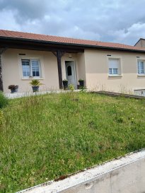 Beau pavillon plein pied de 2001 sur cave aménagée, idéalement situé au calme sans passage de 149 m².  
Au RDC une belle pièce de vie avec une clim réversible, une cuisine équipée donnant sur le jardin avec une dépendance, une petite piscine hors sol pour se rafraîchir, un terrain d'une surface de 6.58ares, 3 chambres, 1 salle de bains entièrement rénovée, 1 WC indépendant complètent le tout.  
La toiture est en excellent état, le chauffage est au gaz, les doubles vitrages en PVC blanc et pour votre confort, des volets solaires, 1 sous-sol, une buanderie, une pièce, 1 WC une douche un garage 2 voitures. Un deuxième garage avec un espace de stockage, un carport pour y loger un camping-car qui peut également servir d'abri voitures ou autres. La taxe foncière est de 565,00€  
  
Le prix est de 270000€ commission d'agence comprises