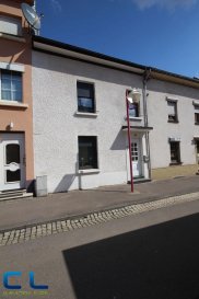 ****** SOUS COMPROMIS ******
Maison mitoyenne de 130m2 située à Differdange dans une rue calme.
Comprenant : 
Au rez-de-chaussée: Une cuisine équipée ouverte sur le living, une salle de douche et accès à la terrasse.  
Au 1er étage: Deux chambres à coucher et une salle de bain. 
Au 2éme étage: Deux chambres à coucher.
Au sous-sol: Buanderie, chaufferie et cave.

Quelques travaux de rénovation à prévoir.

La maison située à proximité du centre ville, des écoles  et des transports en communs. 

Ref agence : DMGSTJ12