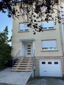 APPARTEMENT LUMINEUX avec 1 chambre à coucher et jardin privatif situé dans une petite résidence soignée et calme à 3 unités seulement.

L'appartement est composé comme suit:
=============================
-  Hall d'entrée
-  Cuisine séparée équipée avec accès direct à la terrasse et au jardin privatif
-  Jardin privatif à l'arrière de la résidence
-  Séjour 
-  Chambre séparée  
-  Salle de bains équipée avec douche et WC suspendu  
-  Cave privative 
-  Buanderie commune 

Divers:
=====
- Appartement lumineux entièrement repeint en octobre 25 et équipé en luminaires  LED
- PARQUET dans chambre et séjour.
- TRIPLE vitrage anti-bruit et volets roulants électriques

Situation:
======
- Résidence très calme au Centre de Bettembourg près de tous les Commerces et Services.
 - Axes Autoroutiers à 1km - Gare de Bettembourg à 5 minutes à pied - BUS à 100m

LUMINOUS 1-bedroom apartment with private garden in a quiet, well-kept residence just 3 units away.

The apartment is composed as follows:
=============================
- Entrance hall
- Separate fitted kitchen with direct access to terrace and private garden
- Private garden at the rear of the residence
- Living room 
- Separate bedroom  
- Bathroom with shower and wall-hung WC  
- Private cellar 
- Shared laundry room 

Miscellaneous
=====
- Bright apartment completely repainted in October 25 and equipped with LED lighting.
- PARQUET flooring in bedroom and living room.
- TRIPLE soundproof glazing and electric roller shutters

Location:
======
- Very quiet residence in the center of Bettembourg, close to all shops and services.
 - Motorways 1km away - Bettembourg train station 5 minutes on foot - BUS 100m away.