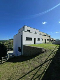 A DECOUVRIR !!!

Superbe maison neuve proposant 3 « côtés libres », disposant de +/- 225,8 m2 habitable sur +/- 3.60 ares de terrain privatif, comprenant : 

Au sous-sol :
- Hall d'accueil avec des armoire encastrais. 
- Espace cave. 
- Chaufferie. 
- Double Garage. 
- Salle de douche 

Au 1er étage : 
- Hall. 
- Salle de bain avec WC. 
- Grand salon et salle à manger donnant à une terrasse de +/- 18 m2 avec superbe vue sans vis à vis. 
- Grande Cuisine équipée séparée avec débarras. 

Au deuxième étage :
- Hall d'étage. 
- 3 grande chambres à coucher.
- WC avec possibilité de faire une dousche
- Bureau.

Au dernière étage :
- Une suite parentale avec espace dressing donnant vers une terrasse de +/-30m2 avec vue magnifique et une salle de douche privative. 

Plusieurs emplacements extérieurs complète ce magnifique maison.

Classe énergétique AA : Chaudière pompe à chaleur avec chauffage par le sol / Triple vitrage et volets électriques / VMC double flux ...

Pour plus de renseignements ou une visite veuillez nous contacter au 691 850 805.

Proposition de crédit/financement à taux compétitif d'une banque luxembourgeoise incluse dans nos services gratuit.