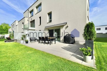 immohub, votre partenaire immobilier à Soleuvre, a le plaisir de vous présenter en exclusivité ce superbe appartement en rez-de-jardin, situé dans une résidence soignée achevée en 2022, au cœur d'un quartier résidentiel calme et sans trafic de passage. Offrant un cadre de vie alliant confort et sérénité, ce bien d'une surface de 98,16 m2 dispose de trois chambres, d'une agréable terrasse de 31 m2 ainsi que de deux emplacements de parking intérieurs.

Le bien se compose comme suit :

Rez-de-chaussée :
-Hall d'entrée 4,10 m2 avec vidéophone et garde-robe sur mesure
-Salle de douche 3,15 m2 avec douche à l'italienne, lavabo simple et WC (sanitaires encastrés)
-Spacieux séjour avec cuisine ouverte entièrement équipée et accès direct à la terrasse 35,20 m2
-Débarras 1,45m2
-Terrasse orientée nord-ouest avec marquise 31,00 m2
-Jardin avec jouissance exclusive
-Hall de nuit 6,75 m2
-Chambre I 11,00 m2
-Chambre II 13,75 m2 avec garde-robe sur mesure
-Chambre III 11,75 m2
-Salle de bain 6,75 m2 avec baignoire, lavabo double vasque et WC

Ce bien est complété par une cave privative d'environ 4,69 m2 ainsi que deux emplacements de parking intérieurs.

Détails supplémentaires :
-Année d'achèvement : 2022
-Triple vitrage, châssis PVC, volets électriques
-Chauffage au gaz avec chauffage au sol
-Parquet à bâtons rompus en chêne
-Classe énergétique : A/B
-Charges mensuelles : 332 €
-Deux emplacements intérieurs (13,83 m2 & 14,32 m2)
-Électroménager de cuisine Siemens avec cave à vin
-Cuisine : EGGO avec Plan de travail et façes en Phoenix
-Sanitaire : GESSI & Villeroy et Boch
-Fibre optique 
-VMC
