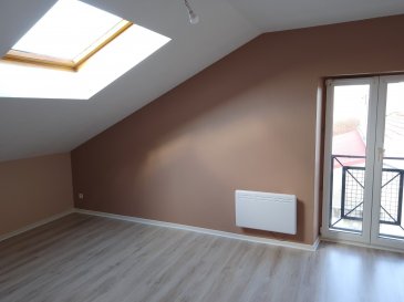 Appartement F3 sous comble de 46.05 m² situé au 2ème Etage et comprenant : Pièce de vie, Salle de bains, 2 Chambres, WC et Cuisine séparée, Chauffage Electrique
Frais d'agence 174 € TTC
