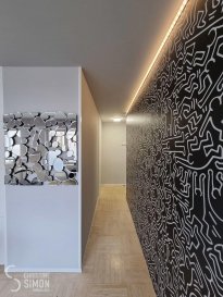 L\'agence immobilière Christine SIMON vous propose en location un TRÈS BEAU STUDIO MEUBLÉ de 38m², situé à LUXEMBOURG- GARE<br><br>- DISPONIBLE IMMÉDIAT <br>- 1ère location après rénovation totale<br>- A 150m de la gare centrale<br>- Côté arrière, pas de circulation, calme<br>- 2ème étage avec ascenseur<br><br>Le studio comprend :<br>- Petit hall d\'entrée avec un meuble de rangement<br>- Cuisine équipée neuve (frigo avec congélateur, four, plaque céramique, hotte, micro-ondes, lave-vaisselle) ouverte<br>- Séjour avec un canapé en L, télévision, petit bureau et meuble de rangement<br>- Salle de bain comprenant une douche, meuble en béton ciré, radiateur sèche-serviettes, toilettes, machine à laver et sèche-linge.<br>- Chambre séparée avec lit 160x200cm, 2 commodes et dressing de 200 x 236cm<br>- Terrasse de 8m²<br>- Cave privative de 5m²<br><br>ATTENTION : Lit, commodes et canapé sont livrés dans la semaine à venir<br><br>Dans les charges sont compris, électricité, eau, chauffage, poubelle, télé et internet.<br><br>Loyer mensuel :  1.300 € charges eau, chauffage, électricité, internet<br>Caution (3 mois de loyer) :  3.900 €<br>Frais d\'agence: 1.300 € + TVA de 17 % à payer par le locataire<br><br>Documents nécessaires au dossier :<br>- Contrat de travail CDI (période d\'essai achevée)<br>- 3 dernières fiches de salaire <br>- carte d\'identité- Revenu 2x supérieur au loyer mensuel <br><br>