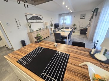 Au sein d'une copropriété calme et bien tenue,

Proche de toutes commodités,

Au 2ème et dernier étage d'une entrée de 4 appartements,

Lumineux F4 de 80m² offrant :

Partie jour:

Hall d'entrée, cuisine équipée ouvrant sur salon-séjour de 40m² permettant l'accès à une terrasse de 9m² orienté plein sud.

Partie nuit:

Dégagement de 8m² avec grand placards de rangement  2 belles chambres de respectivement de 10 et 14m², salle de bains avec baignoire d'angle, douche , meuble vasque et sèche serviette.

Une cave de 8m²

A l'extérieur:

Un garage


Technique : DV PVC avec volet roulant, adoucisseur d'eau, chauffage central au gaz avec chaudière basse température, système électrique aux normes.

Charges de copropriété de 70€/mois 

06-52-83-85-07
