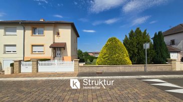 maison/villa 5 pièces.   Maison de village avec potentiel d'aménagement - Tressange   Proche Frontière Luxembourgeoise
 MANDAT EXCLUSIF - Visite virtuelle sur demande 

 Dans un environnement calme et résidentiel, à deux pas des commodités et à environ 7 km de la frontière luxembourgeoise, cette maison mitoyenne de 126 m2 + garage et cave, soit 150 m2 au total, s'organise sur un terrain de 9,10 ares. (+ Possibilités d'extension)

 Le rez-de-chaussée réunit un hall d'entrée, une cuisine équipée et un salon-séjour baigné de lumière, avec vue dégagée sur les jardins environnants, sans vis-à-vis.
     À l'étage, trois chambres avec parquet offrant de beaux volumes, ainsi qu'une salle d'eau entièrement rénovée en 2017, avec douche à l'italienne, WC, sèche-serviettes et rangements intégrés.

 Le rez-de-jardin, avec ses 35 m2 utiles, ouvre un vrai champ des possibles : cuisine d'été avec sortie directe sur terrasse et jardin, atelier.... à chacun d'imaginer l'usage qui lui correspond. Le sous-sol comprend également un espace de rangement et un garage, complète les annexes, aux côtés d'un grenier pour le stockage.

 Le jardin clos, arboré et plat, offre un cadre verdoyant et préservé. Le terrain, généreux et dégagé, laisse entrevoir plusieurs projets sous réserve des autorisations d'usage : piscine, pool house, extension.

 Une maison régulièrement entretenue, avec plusieurs travaux réalisés ces dernières années, qui attend une touche de décoration pour révéler tout son potentiel.

 Caractéristiques et travaux réalisés :

Dalles béton
Double vitrage PVC, volets roulants
Volets électriques et volets manuels
Chauffage : chaudière gaz à condensation 2017 (réfection de l'installation, plomberie et radiateurs)
Travaux de tuyauterie générale
Toiture 2021 : changement des tuiles faîtières
Rénovation de la salle d'eau en 2017
Porte d'entrée et porte arrière avec volet électrique, 2021
Tout-à-l'égout
Parquet chêne
Réfection du tableau électrique en 2017 (mise à la terre)

 DPE E / E
 Estimation des coûts annuels d'énergie du logement Les coûts sont estimés en fonction des caractéristiques de votre logement et pour une utilisation standard sur 5 usages (chauffage, eau chaude sanitaire, climatisation, éclairage, auxiliaires)pour voir les détails par poste.entre 3 240 EUR et 4 430 EUR par an Prix moyens des énergies indexés sur les années 2021, 2022, 2023 (abonnements compris) conformémentà l'arrêté du 31 mars 2021 en vigueur lors de l'établissement du DPE
 Prix honoraires inclus charge acquéreur 4 %