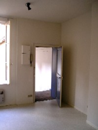 À louer – Studio proche Cathédrale

Idéalement situé à proximité immédiate de la Cathédrale, cet appartement de 19,10 m² se compose :

d'une pièce principale lumineuse,
d'un coin cuisine équipée,
d'une salle de bain avec baignoire et WC.

Le logement bénéficie d'un chauffage individuel électrique.

Peut-être libéré rapidement.

Pour tout renseignement complémentaire ou pour organiser une visite, n'hésitez pas à nous contacter.