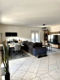 Reisdorf: Im Herzen von Reisdorf zu verkaufen!** Diese attraktive Wohnung bietet den perfekten Rückzugsort für eine kleine Familie. Sie besticht durch ihre lichtdurchfluteten Räume und eine angenehme Wohnatmosphäre.

Garage und zusätzlicher Stellplatz vorhanden.

Genießen Sie die Vorzüge des Lebens in einer ruhigen, aber dennoch zentralen Umgebung. Die Wohnung ist gut angebunden und bietet Zugang zu allen wichtigen Einrichtungen des täglichen Bedarfs. **Interesse geweckt?** Zögern Sie nicht, uns für weitere Informationen oder einen Besichtigungstermin zu kontaktieren!
YoVo Immo Tel: 691 35 86 34