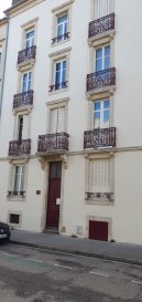 NANCY, quartier Mon Désert, tout proche de la gare et du centre-ville, dans bel immeuble de ville, communs en parfait état (cage escalier et façade refaites récemment), au 1er étage, APPARTEMENT DE DEUX PIECES, cuisine, salle de bains, wc, chauffage individuel au gaz, 
 Prix de vente : 133 000 euros