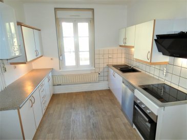 Proche de toutes commodités,

Au sein d'une petite copropriété de 3 logements, 

Au 1er étage, appartement de 90m² comprenant:

Entrée avec placard de rangement, cuisine dinatoire équipée (four, plaque de cuisson, hotte neufs, lave vaisselle), séjour de 30m², 3 chambres de respectivement 14, 14 et 10m² (dont une en enfilade), salle d'eau, wc séparé avec lave main

Au sous-sol: 

Une cave de 15m²

A l'extérieur:

Une grande terrasse commune à 2 logements et un jardinet privatif.

Fenêtres DV PVC avec volets roulants, chauffage central au gaz.

06-28-83-24-81
