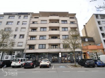 L?Agence immobilière Christine SIMON, vous présente en exclusivité ce magnifique appartement dans la Rue de Strasbourg à 5 minutes à pieds de la gare centrale,<br>La Résidence est de l\'année 1968, 11 unités et entièrement rénové il y a 16 ans.<br>L\'appartement situé au deuxième étage avec ascenseur et se compose comme suit:<br>Hall d\'entrée, toilette séparée, spacieux et lumineux séjour, salon avec sa cuisine équipée ouverte et son accès au balcon avec vue sur la belle place de Strasbourg.<br>Hall de nuit, deux chambres à coucher dont une de 16 m2  avec balcon de 5,80 m2 et une de 14 m2 et son petit balcon de 1,30 m2, une salle de bain avec baignoire, lavabo et toilette.<br>Au sous-sol une cave privative de 11,75 m2 et une buanderie commune.<br><br>Disponibilité de l\'appartement: à l?acte notarié de vente.<br><br>L\'appartement se trouve dans un bon état.<br><br>Arrêt de bus, gare centrale, Commerces, médecins, écoles à proximités.<br>Si vous êtes intéressés à visiter, contacter l\'agence par téléphone au 26 53 00 30 1 ou par eMail info@christinesimon.lu.<br><br>Nous sommes en permanence à la recherche d\'appartements, maisons ou terrains en location ou en vente pour nos clients solvables.<br><br>La commission de vente de 3% + TVA sont à charge du vendeur.