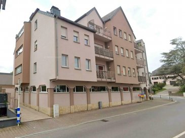 Immo Nordstrooss vous propose un bel appartement de +/- 87 m² situé au première étage d'une charmante résidence ce superbe appartement de 2 chambres en plein centre de Mondercange.

Parfaitement adapté pour une famille, il offre un cadre de vie à la fois confortable et pratique.
L'appartement se compose d'un vaste salon en espace ouvert, incluant une salle à manger, ainsi que deux chambres spacieuses et lumineuses.
Une grande cuisine entièrement équipée, accessible depuis le salon, bénéficie de plusieurs fenêtres, garantissant une belle luminosité.
Une salle de douche moderne, un espace buanderie et un hall d'entrée viennent compléter ce bien fonctionnel. Entièrement rénové en 2021 l'appartement bénéficie de finitions de qualité, dont un parquet neuf.

Il est chauffé au gaz, offrant ainsi un confort thermique agréable.
De plus, la résidence est équipée d'un ascenseur, facilitant l'accès à l'appartement et ajoutant du confort au quotidien.
Un emplacement de stationnement privé dans le garage du bâtiment.
Un espace de stockage privé dans le grenier est également inclus, offrant un espace supplémentaire pour vos affaires.

Pour tout renseignement complémentaire ou information veuillez nous contacter par email info@immonordstrooss.lu ou par Tél: 691 850 805.

Proposition de crédit/financement à taux compétitif auprès des banques Luxembourgeoise incluse dans nos services gratuits.