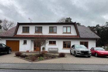 Diese freistehende Villa in Beaufort, Luxemburg, wird von Yovo Immo verkauft und stellt eine seltene Gelegenheit auf dem Markt dar. 

Eigenschaften des Objekts: 
- Schlafzimmer: 3
- Badezimmer: 1
- Gäste WC
- Garage: 1 und zusätzlich Platz für 4 Autos im Freien
- Wohnfläche: 191,5 m² auf einem Grundstück von 13 Ares
- Baujahr: 1972 
- Sonnige Ausrichtung nach Süden

Das Haus bietet eine separate, voll ausgestattete Küche sowie ein gemütliches Wohnzimmer mit Kamin. Trotz seines Alters ist das Gebäude behindertengerecht gestaltet. Es verfügt über einen großen Garten von 1.100 m² und eine überdeckte Terrasse von 16 m² ? ideale Bedingungen für Familien oder Menschen, die gerne im Freien entspannen. Für Lagerungszwecke stehen ein Keller und ein Dachboden zur Verfügung. Der Dachboden ist ausbaubar und bietet noch Platz für eine zusàtzliche Wohnung. Das Anwesen eignet sich besonders gut für Liebhaber von Ruhe und Natur.

Nahegelegene Einrichtungen:
Beaufort bietet eine ruhige und einladende Umgebung mit hervorragenden Bildungseinrichtungen wie Schulen und Kindergärten in unmittelbarer Nähe. Für Ihre täglichen Bedürfnisse gibt es vielfältige Einkaufsmöglichkeiten und gastronomische Angebote im Stadtzentrum. Die Umgebung ist reich an Parks und Erholungsmöglichkeiten, ideal für Outdoor-Aktivitäten. Die Gesundheitseinrichtungen in der Region sind gut zugänglich, und die Anbindung an die öffentlichen Verkehrsmittel stellt sicher, dass Sie bequem überall hingehen können.

Zusätzliche Fotos auf Anfrage.

Verpassen Sie nicht diese einmalige Gelegenheit! Vereinbaren Sie einen Besichtigungstermin, indem Sie uns über das Kontaktformular oder telefonisch erreichen. YoVo Immo 691 35 86 34