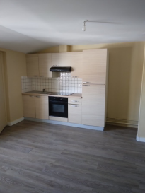 À louer appartement proche de la gare deux chambres, cuisine équipée, salle de douche et WC séparé fenêtres double vitrage, chauffage électrique au 3ème et dernier étage d'un petit immeuble, centre ville de Longwy bas.