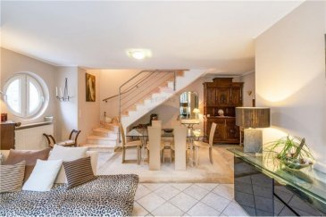 Veuillez contacter Mathieu Bossennec pour de plus amples informations :
- T : +352 661 521 730
- E : mathieu.bossennec@remax.lu

RE/MAX, Spécialiste de l'immobilier à Hesperange, vous propose ce magnifique appartement duplex à la vente à Hesperange dans une résidence de 2004, avec seulement 4 unités. Il est situé au 2? étage (sans ascenseur).

L'appartement d'une surface utile d'environ 124 m² est idéalement situé à l'arrière de la résidence, où toutes les pièces donnent une magnifique vue arborée sur la forêt sans vis-à-vis, où le calme et la sérénité vous apaisera.

Le duplex se compose comme suit :

Au premier étage :

À l’entrée de l’appartement un grand hall dallé de marbre vous accueille, il dessert une grande chambre de plus de 17 m² pouvant servir de chambre à coucher ou de bureau. Idéalement placée avec une vue sur la forêt, cette pièce vous procure calme sérénité et espace. Vous y trouvez également une cuisine toute équipée et séparée avec un grand plan de travail et éclairée par une fenêtre donnant sur la nature, mais également un grand WC séparé.
Ensuite, le cœur de l'appartement, un vaste séjour-salle à manger d'environ 35 m² ouvert, aussi spacieux que lumineux avec une vue dégagée sur la forêt donnant accès un grand balcon à 180° (En L) de près de 13 m², avec une orientation Ouest. De plus, un accès à la forêt avec son parcours de fitness est directement accessible au pied de l'appartement.

Un bel escalier très large, dallé de marbre mène à un hall de nuit desservant 2 grandes chambres à coucher et la salle de bain.

Une chambre d’une superficie d’environ 25 m², spacieuse et lumineuse, vous permet d’y installer un très grand lit, de grandes armoires avec beaucoup de rangement et même un espace télé ou gym.

La salle de bain dispose d'une baignoire, d'une vasque et de grandes armoires de rangement intégrées et même d'un espace buanderie.

La deuxième chambre de l'étage est également très spacieuse, en effet, elle fait plus de 20 m².


Les atouts supplémentaires de ce bel appartement-duplex : 

Un garage fermé pour une voiture, très facile d'accès, un emplacement extérieur privatif spacieux et une cave privative spacieuse complètent ce bien. Il est également possible de stationner un autre véhicule devant le garage. Il y a également une buanderie commune et le chauffage est à gaz.

L'appartement est parfaitement entretenu, la résidence également et il n'y a pas de travaux à prévoir dans la 
copropriété (4 unités, 4 propriétaires).

Plans et visite virtuelle disponibles sur demande.

Vous trouverez à proximité de l'appartement toutes les commodités à pied :
Bus à 200 m (10 minutes de la gare, 15 minutes du centre-ville, 20 minutes de Kirchberg), plusieurs restaurants,
commerces, banques, écoles, pharmacies, etc.

Concernant la situation géographique de l'appartement et Hesperange : 

Située entre zone urbaine et zone agricole, Hesperange (Hesper en luxembourgeois) se caractérise par la diversité de ses paysages, la proximité de la commune à la ville de Luxembourg constitue un atout pour les habitants.
La commune est très bien desservie par les transports en commun et en 15 minutes seulement les lignes de bus vous transporteront jusqu'à Luxembourg-Ville.

La commune d'Hesperange met de multiples infrastructures à disposition des habitants telles que des terrains de sports (football, beach-volley, pétanque, tennis), un complexe sportif, des parcs communaux, des aires de jeux et un skatepark.

L’augmentation du nombre de familles avec enfants a poussé l’administration à créer de nouvelles infrastructures scolaires (nouvelle école de Alzingen) ou à agrandir et adapter celles déjà existantes.
À noter que la commune d’Hesperange propose des écoles avec cantine et service de garderie (Itzig et prochainement Fentange), ce qui permet aux enfants de rester plus longtemps à l’école.

Un parc public de 13 ares au centre de la villes offre aux habitants de la commune un cadre de vie naturel et attrayant.

La commune dispose de quelques boulangeries, de supermarchés et d'une épicerie.

Plusieurs restaurants y sont implantés et proposent des cuisines variées (italienne, française, chinoise, japonaise, népalaise et indienne).

Frais d’agence RE/MAX : 3 % du prix de vente à la charge de la partie venderesse + TVA