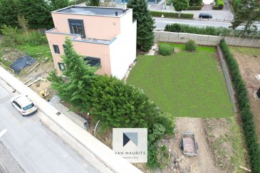 Ce terrain de 4 ares 46 centiares est situé à Gonderange dans la commune de Junglinster.

Largeur façade rue : 17 m

Profondeur du terrain : 34 m

Vue dégagée à l'arrière comme à l'avant, le terrain est situé rue Stohlbour.

Le village de Gonderange, situé au Luxembourg, est un charmant village rural offrant une ambiance paisible et pittoresque. Niché dans le canton de Grevenmacher, Gonderange est entouré de paysages naturels magnifiques, incluant des forêts denses et des collines verdoyantes.

Le village est réputé pour ses sentiers de randonnée et ses pistes cyclables. Les forêts environnantes permettent aux résidents et visiteurs de profiter d'un environnement serein et préservé.

Bien que Gonderange soit un village rural, il est bien connecté aux principales villes du Luxembourg, offrant un équilibre parfait entre la tranquillité de la vie à la campagne et l'accès aux commodités urbaines. La proximité des réseaux de transport facilite les déplacements vers et depuis le village.

Un forage de 65 mètres de profondeur a été réalisé sur le terrain en 2014 et un mur côté arrière protège le terrain.

Connexion Post, Eltrona et Creos déjà installée.

Pour plus d'informations, veuillez contacter s.v.p. Maurits van Rijckevorsel au numéro de téléphone +352 621 198 891 ou par e-mail maurits@vanmaurits.lu