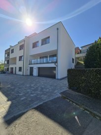 A DECOUVRIR !!!

Superbe maison neuve proposant 3 « côtés libres », disposant de +/- 225,8 m2 habitable sur +/- 3.60 ares de terrain privatif, comprenant : 

Au sous-sol :
- Hall d'accueil avec des armoire encastrais. 
- Espace cave. 
- Chaufferie. 
- Double Garage. 
- Salle de douche 

Au 1er étage : 
- Hall. 
- Salle de bain avec WC. 
- Grand salon et salle à manger donnant à une terrasse de +/- 18 m2 avec superbe vue sans vis à vis. 
- Grande Cuisine équipée séparée avec débarras. 

Au deuxième étage :
- Hall d'étage. 
- 3 grande chambres à coucher.
- WC avec possibilité de faire une dousche
- Bureau.

Au dernière étage :
- Une suite parentale avec espace dressing donnant vers une terrasse de +/-30m2 avec vue magnifique et une salle de douche privative. 

Plusieurs emplacements extérieurs complète ce magnifique maison.

Classe énergétique AA : Chaudière pompe à chaleur avec chauffage par le sol / Triple vitrage et volets électriques / VMC double flux ...

Pour plus de renseignements ou une visite veuillez nous contacter au 691 850 805.

Proposition de crédit/financement à taux compétitif d'une banque luxembourgeoise incluse dans nos services gratuit.